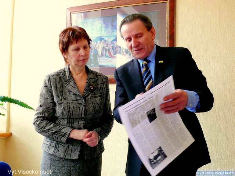 Direktoriaus pavaduotoja J. Martinaitienė su LPD pirmininku J. Dingeliu